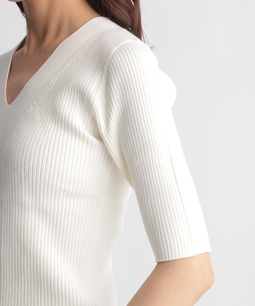 Andemiu(アンデミュウ)の「フロントキリカエVネックニット215626(ニット/セーター・レディース・ブラック/ブラウン/オフホワイト/ブルー・FREE)」の21枚目の写真