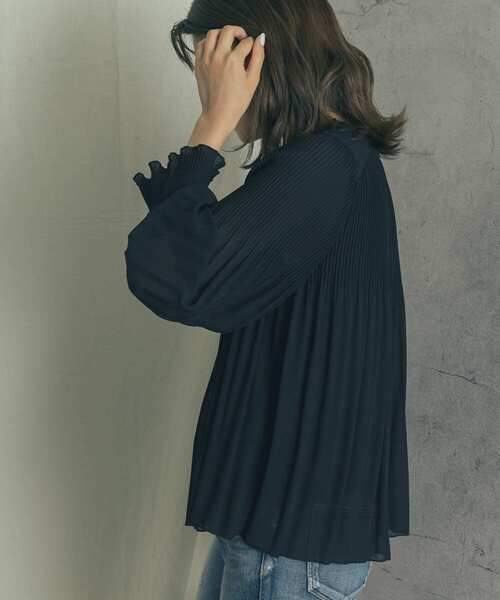 URBAN RESEARCH ROSSO(アーバンリサーチロッソ)の「ランダムプリーツブラウス(シャツ/ブラウス・レディース・オフホワイト/ブラック/ブルー・FREE)」の21枚目の写真