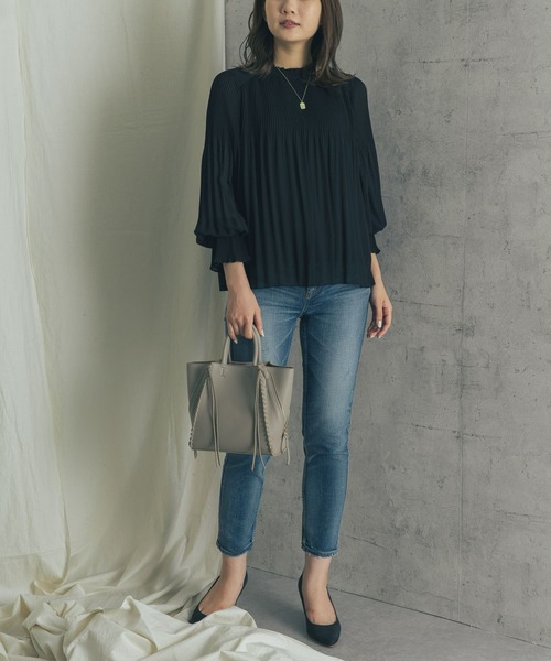 URBAN RESEARCH ROSSO(アーバンリサーチロッソ)の「ランダムプリーツブラウス(シャツ/ブラウス・レディース・オフホワイト/ブラック/ブルー・FREE)」の5枚目の写真