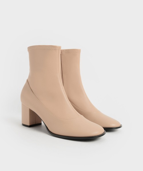 CHARLES & KEITH(チャールズ & キース)の「ブロックヒール サイドジップブーツ / Block Heel Side-Zip Ankle Boots(ブーツ・レディース・ブラック/ベージュ/オフホワイト・22.5cm/23cm/23.5cm/24.5cm/25cm/25.5cm)」の11枚目の写真