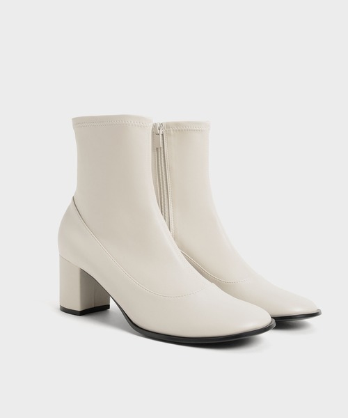CHARLES & KEITH(チャールズ & キース)の「ブロックヒール サイドジップブーツ / Block Heel Side-Zip Ankle Boots(ブーツ・レディース・ブラック/ベージュ/オフホワイト・22.5cm/23cm/23.5cm/24.5cm/25cm/25.5cm)」の4枚目の写真