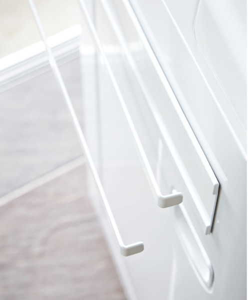 BIRTHDAY BAR（バースデイバー）の「【tower タワー】洗濯機横 マグネット タオルハンガー 2段（ランドリーグッズ・レディース・ホワイト・フリー）」の4枚目の写真