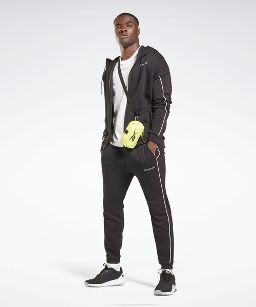 Reebok（リーボック）の「トレーニング エッセンシャルズ パイピング ジョガーズ / Training Essentials Piping Joggers（スウェットパンツ・メンズ・ブラック/ネイビー・XXX-LARGE/MEDIUM/LARGE/X-LARGE/SMALL/XX-LARGE/X-SMALL）」の4枚目の写真