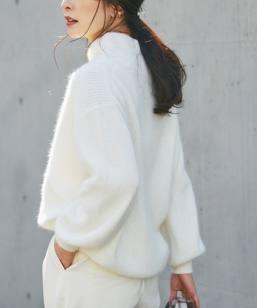 RIVE DROITE（リヴドロワ）の「シーズンムードたっぷりに仕上げた一枚　FOX混ボリュームスリーブニット（ニット/セーター・レディース・ライトグレー/オフホワイト/グリーン・FREE）」の2枚目の写真