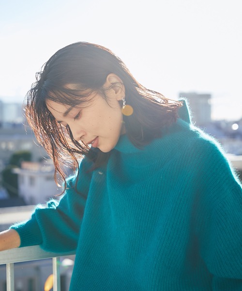 RIVE DROITE（リヴドロワ）の「シーズンムードたっぷりに仕上げた一枚　FOX混ボリュームスリーブニット（ニット/セーター・レディース・ライトグレー/オフホワイト/グリーン・FREE）」の16枚目の写真