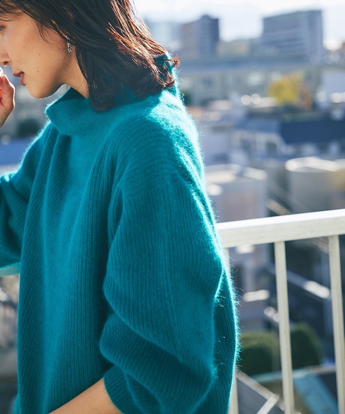 RIVE DROITE（リヴドロワ）の「シーズンムードたっぷりに仕上げた一枚　FOX混ボリュームスリーブニット（ニット/セーター・レディース・ライトグレー/オフホワイト/グリーン・FREE）」の12枚目の写真