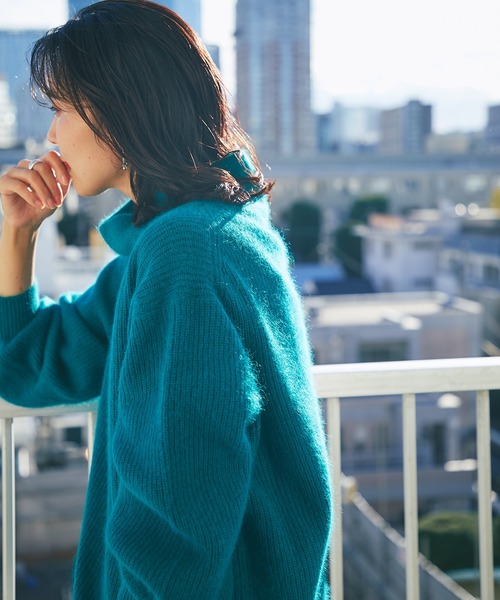 RIVE DROITE（リヴドロワ）の「シーズンムードたっぷりに仕上げた一枚　FOX混ボリュームスリーブニット（ニット/セーター・レディース・ライトグレー/オフホワイト/グリーン・FREE）」の4枚目の写真