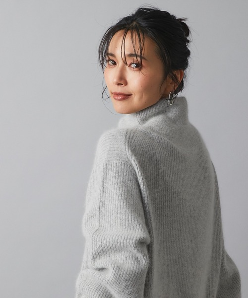 RIVE DROITE（リヴドロワ）の「シーズンムードたっぷりに仕上げた一枚　FOX混ボリュームスリーブニット（ニット/セーター・レディース・ライトグレー/オフホワイト/グリーン・FREE）」の6枚目の写真