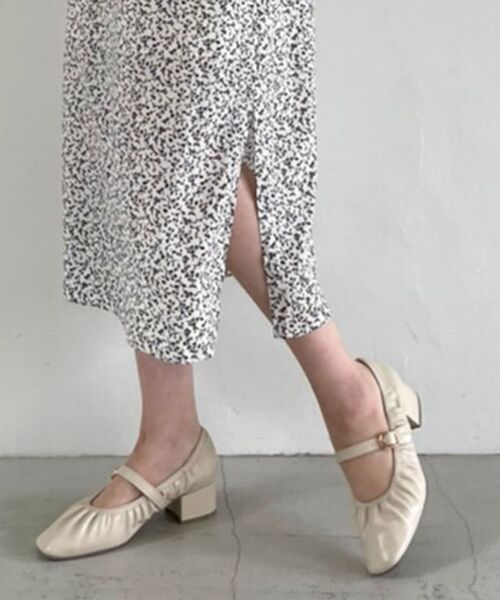 MAJESTIC LEGON（マジェスティックレゴン）の「ストラップギャザーパンプス（パンプス・レディース・ブラック/アイボリー/グレイッシュベージュ・SMALL/MEDIUM/LARGE/X-LARGE）」の2枚目の写真