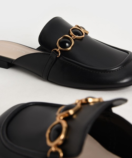 CHARLES & KEITH(チャールズ & キース)の「【販売終了】ストーンエンベリッシュド チェーンリンクローファーミュール / Stone Embellished Chain-Link Loafer Mules(サンダル・レディース・ブラック/サンドベージュ・22.5cm/23cm/23.5cm/24.5cm/25cm/25.5cm)」の6枚目の写真