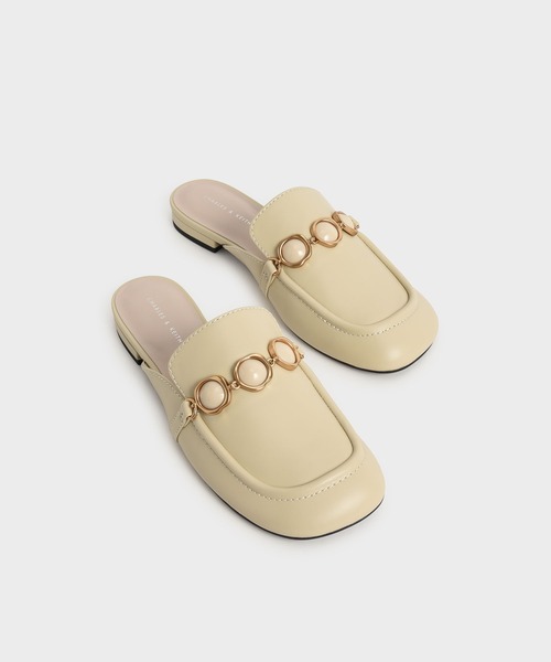CHARLES & KEITH(チャールズ & キース)の「【販売終了】ストーンエンベリッシュド チェーンリンクローファーミュール / Stone Embellished Chain-Link Loafer Mules(サンダル・レディース・ブラック/サンドベージュ・22.5cm/23cm/23.5cm/24.5cm/25cm/25.5cm)」の10枚目の写真