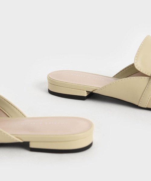 CHARLES & KEITH(チャールズ & キース)の「【販売終了】ストーンエンベリッシュド チェーンリンクローファーミュール / Stone Embellished Chain-Link Loafer Mules(サンダル・レディース・ブラック/サンドベージュ・22.5cm/23cm/23.5cm/24.5cm/25cm/25.5cm)」の7枚目の写真