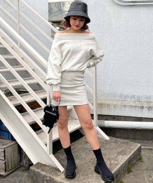 SPIRALGIRL(スパイラルガール)の「オフショルダー裏毛ワンピース(ワンピース・レディース・ライトグレー/ブラック/ブルー・FREE)」の8枚目の写真
