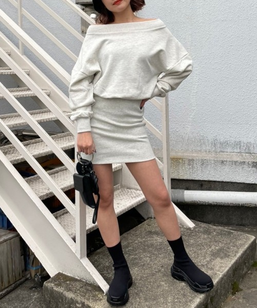 SPIRALGIRL(スパイラルガール)の「オフショルダー裏毛ワンピース(ワンピース・レディース・ライトグレー/ブラック/ブルー・FREE)」の5枚目の写真