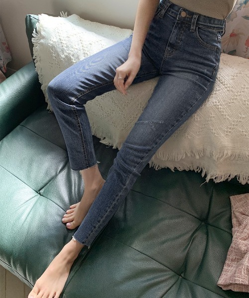 chuu（チュー）の「CHUU Mid Rise Waistband Damaged Skinny