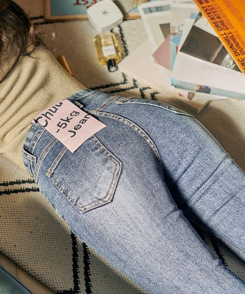 chuu（チュー）の「CHUU Mid Rise Waistband Damaged Skinny Ankle Jeans（デニムパンツ・レディース・ブルー・30/25/26/27/28/29）」の6枚目の写真