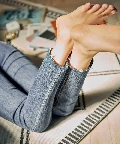 chuu（チュー）の「CHUU Mid Rise Waistband Damaged Skinny Ankle Jeans（デニムパンツ・レディース・ブルー・30/25/26/27/28/29）」の7枚目の写真