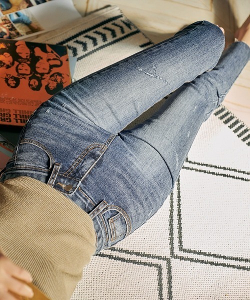 chuu（チュー）の「CHUU Mid Rise Waistband Damaged Skinny Ankle Jeans（デニムパンツ・レディース・ブルー・30/25/26/27/28/29）」の5枚目の写真