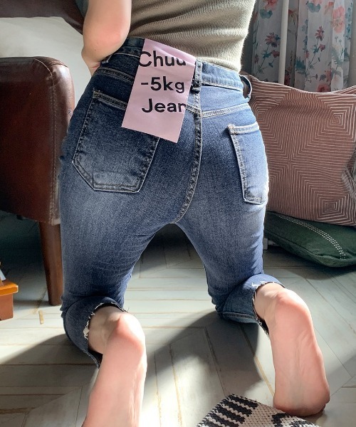 chuu（チュー）の「CHUU Mid Rise Waistband Damaged Skinny Ankle Jeans（デニムパンツ・レディース・ブルー・30/25/26/27/28/29）」の4枚目の写真