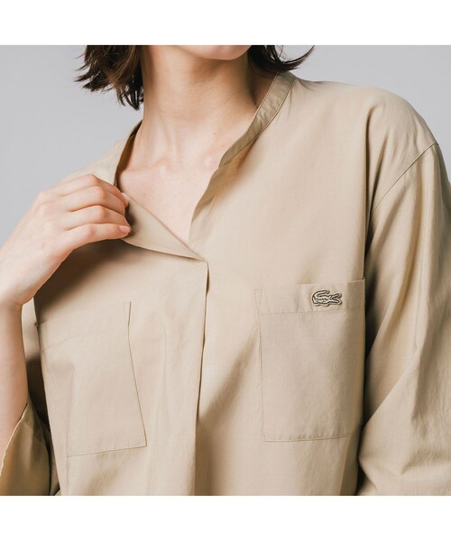 LACOSTE（ラコステ）の「コットンレーヨンスキッパーネックシャツ（シャツ/ブラウス・レディース・ホワイト/ベージュ・38/36/34/40）」の4枚目の写真