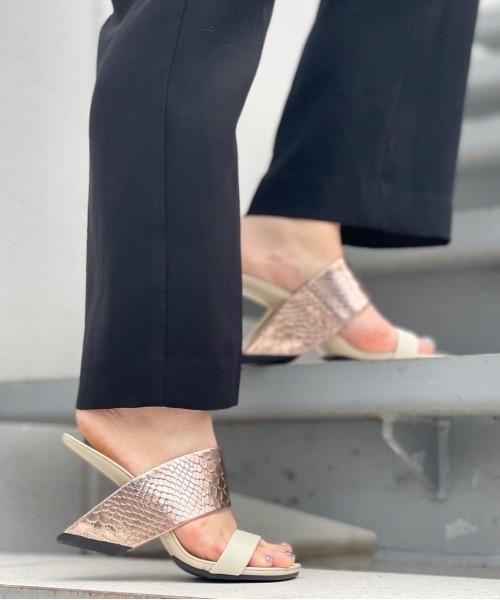 UNITED NUDE(ユナイテッドヌード)の「Loop Hi(サンダル・レディース・ブラック/ドット/ベビーピンク/マルチ・35/36/37/38/39)」の3枚目の写真