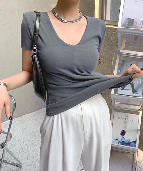 Jewelobe(ジュエローブ)の「ディープVネックショルダーパッドTシャツ(Tシャツ/カットソー・レディース・ブラック/グレー/カーキ・FREE)」の1枚目の写真