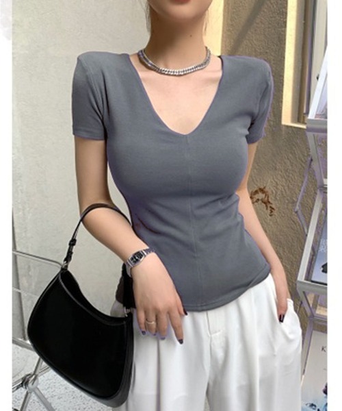 Jewelobe(ジュエローブ)の「ディープVネックショルダーパッドTシャツ(Tシャツ/カットソー・レディース・ブラック/グレー/カーキ・FREE)」の7枚目の写真