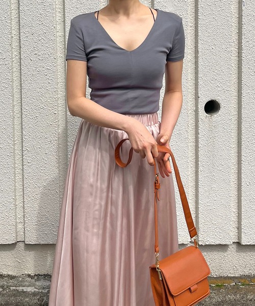 Jewelobe(ジュエローブ)の「ディープVネックショルダーパッドTシャツ(Tシャツ/カットソー・レディース・ブラック/グレー/カーキ・FREE)」の10枚目の写真