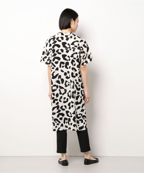 PAGEBOY（ページボーイ）の「CORE / ブラッシュアニマル柄シャツ（シャツ/ブラウス・レディース・オフホワイト/ブラック・FREE）」の4枚目の写真