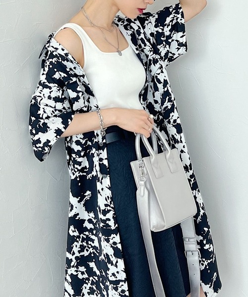 PAGEBOY（ページボーイ）の「CORE / ブラッシュアニマル柄シャツ（シャツ/ブラウス・レディース・オフホワイト/ブラック・FREE）」の2枚目の写真