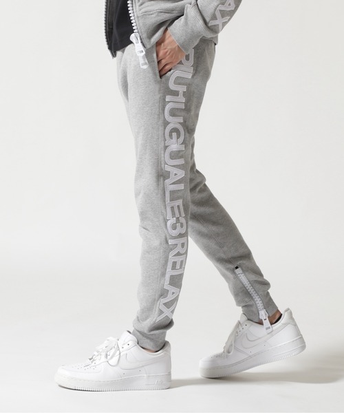 1piu1uguale3 RELAX（ウノピュウノウグァーレトレリラックス）の「1PIU1UGUALE3 RELAX/ウノピゥ ウノ ウグァーレ トレ リラックス/ ビッグファスナーサイドロゴスウェットパンツ（スウェットパンツ・メンズ・ブラック/グレー・S/M/L/XL）」の2枚目の写真