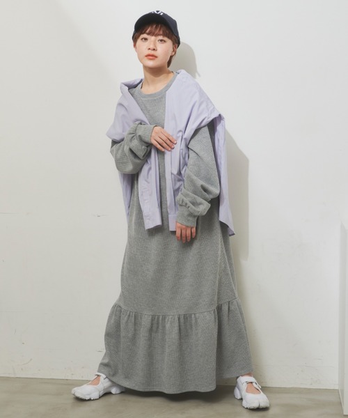 MERLOT（メルロー）の「ワッフルティアードワンピース（ワンピース・レディース・マスタード/モカ/グレー・FREE）」の2枚目の写真