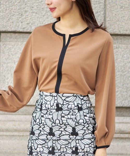 tocco closet(トッコ クローゼット)の「【ZOZO限定】V字スリットネック配色ブラウス(シャツ/ブラウス・レディース・ブラック/ベージュ/モカ・M)」の1枚目の写真