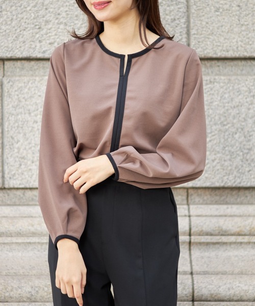 tocco closet(トッコ クローゼット)の「【ZOZO限定】V字スリットネック配色ブラウス(シャツ/ブラウス・レディース・ブラック/ベージュ/モカ・M)」の3枚目の写真