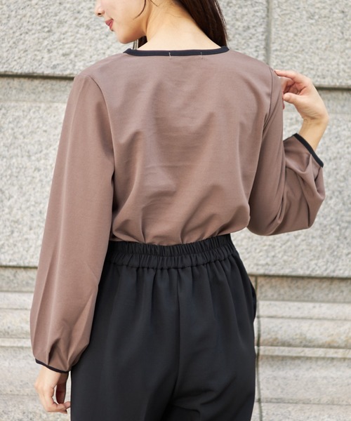 tocco closet(トッコ クローゼット)の「【ZOZO限定】V字スリットネック配色ブラウス(シャツ/ブラウス・レディース・ブラック/ベージュ/モカ・M)」の18枚目の写真