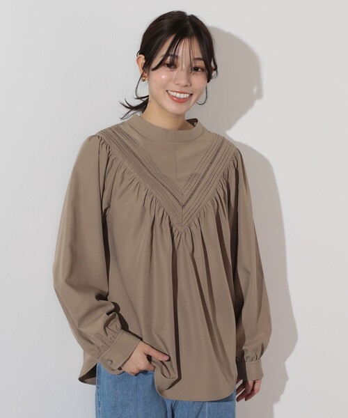 BEAMS HEART（ビームスハート）の「BEAMS HEART / Vヨーク タックレース ブラウス（シャツ/ブラウス・レディース・ベージュ/オフホワイト/サックスブルー・FREE）」の2枚目の写真