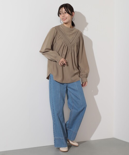 BEAMS HEART（ビームスハート）の「BEAMS HEART / Vヨーク タックレース ブラウス（シャツ/ブラウス・レディース・ベージュ/オフホワイト/サックスブルー・FREE）」の4枚目の写真