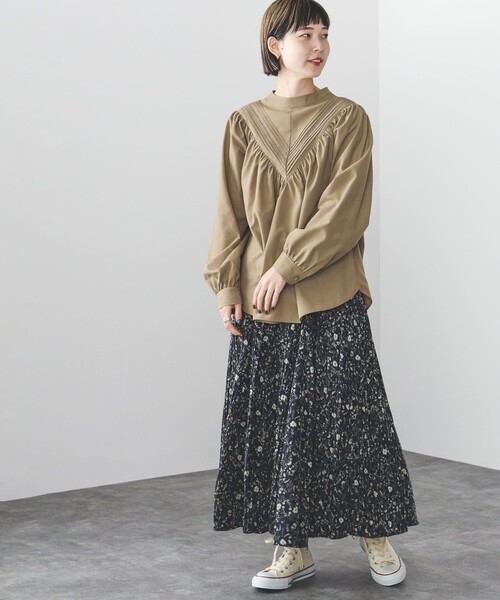 BEAMS HEART（ビームスハート）の「BEAMS HEART / Vヨーク タックレース ブラウス（シャツ/ブラウス・レディース・ベージュ/オフホワイト/サックスブルー・FREE）」の6枚目の写真