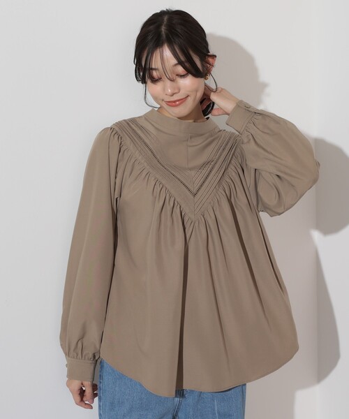 BEAMS HEART（ビームスハート）の「BEAMS HEART / Vヨーク タックレース ブラウス（シャツ/ブラウス・レディース・ベージュ/オフホワイト/サックスブルー・FREE）」の8枚目の写真