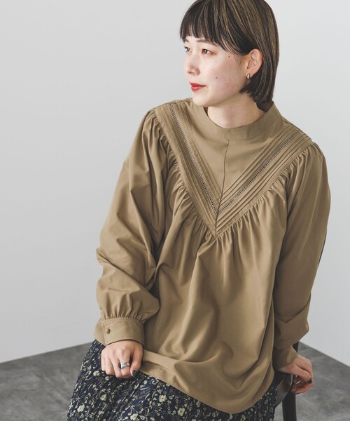 BEAMS HEART（ビームスハート）の「BEAMS HEART / Vヨーク タックレース ブラウス（シャツ/ブラウス・レディース・ベージュ/オフホワイト/サックスブルー・FREE）」の10枚目の写真