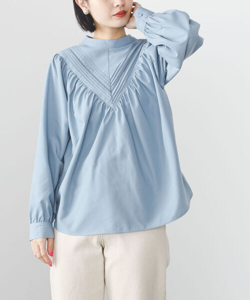 BEAMS HEART（ビームスハート）の「BEAMS HEART / Vヨーク タックレース ブラウス（シャツ/ブラウス・レディース・ベージュ/オフホワイト/サックスブルー・FREE）」の3枚目の写真