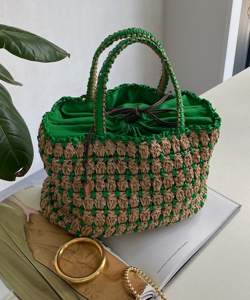 DouDou(ドゥドゥ)の「【WEB限定】サテンリボン編み込みトート(かごバッグ・レディース・ブラック/グリーン・FREE)」の2枚目の写真