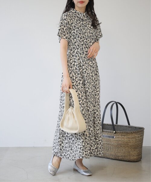 RAY CASSIN（レイカズン）の「フラワーアソートシャツワンピース（シャツワンピース・レディース・ブラック系/ブルー系/オフホワイト・FREE）」の4枚目の写真