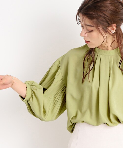 DRESKIP（ドレスキップ）の「◆【着映え＆体型カバー】スタンドネック 袖プリ－ツブラウス（シャツ/ブラウス・レディース・ブラック/ナチュラル/黄緑系・02/03/04）」の3枚目の写真