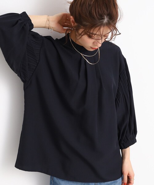 DRESKIP（ドレスキップ）の「◆【着映え＆体型カバー】スタンドネック 袖プリ－ツブラウス（シャツ/ブラウス・レディース・ブラック/ナチュラル/黄緑系・02/03/04）」の2枚目の写真