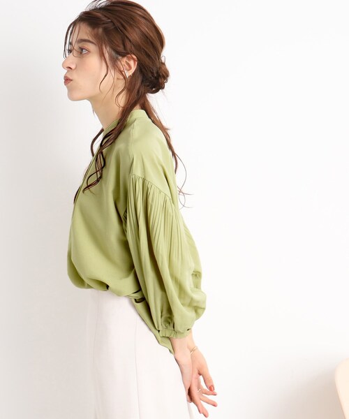 DRESKIP（ドレスキップ）の「◆【着映え＆体型カバー】スタンドネック 袖プリ－ツブラウス（シャツ/ブラウス・レディース・ブラック/ナチュラル/黄緑系・02/03/04）」の5枚目の写真