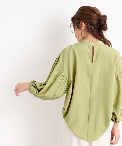 DRESKIP（ドレスキップ）の「◆【着映え＆体型カバー】スタンドネック 袖プリ－ツブラウス（シャツ/ブラウス・レディース・ブラック/ナチュラル/黄緑系・02/03/04）」の6枚目の写真