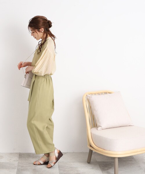 DRESKIP（ドレスキップ）の「◆【着映え＆体型カバー】スタンドネック 袖プリ－ツブラウス（シャツ/ブラウス・レディース・ブラック/ナチュラル/黄緑系・02/03/04）」の8枚目の写真