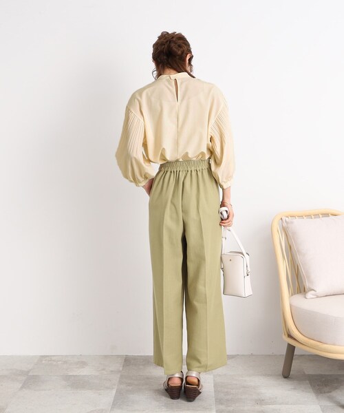 DRESKIP（ドレスキップ）の「◆【着映え＆体型カバー】スタンドネック 袖プリ－ツブラウス（シャツ/ブラウス・レディース・ブラック/ナチュラル/黄緑系・02/03/04）」の9枚目の写真