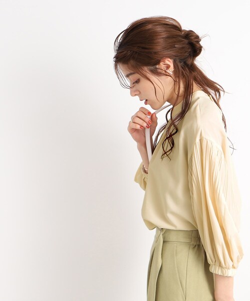 DRESKIP（ドレスキップ）の「◆【着映え＆体型カバー】スタンドネック 袖プリ－ツブラウス（シャツ/ブラウス・レディース・ブラック/ナチュラル/黄緑系・02/03/04）」の11枚目の写真